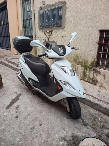 Suzuki Burgman 125i 2013 - Branca + Baú