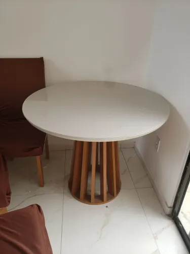 Mesa com 4 cadeiras