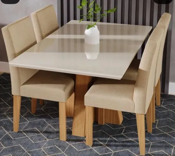 Mesa de vidro com quatro cadeiras