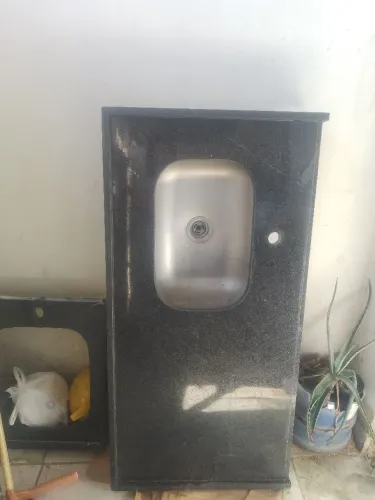 Uma pia mármore e o tanque s a cuba