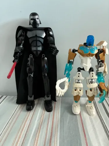 Lego Kylo Rem original e boneco de gelo modificado