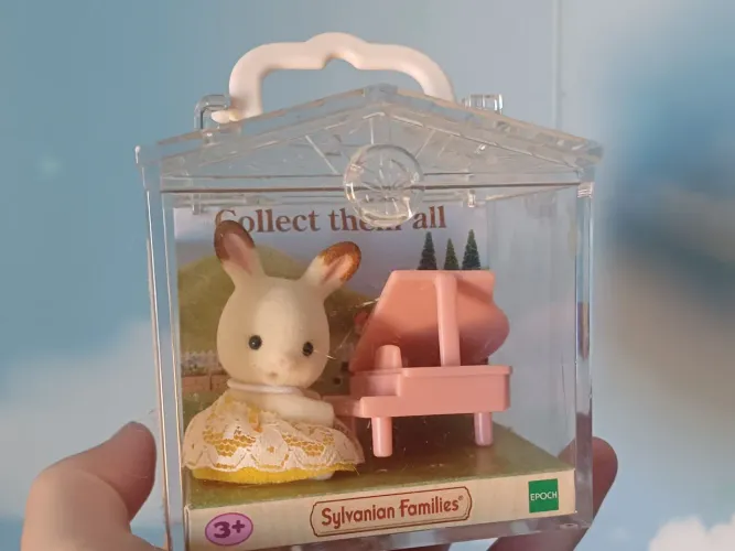 Bebê Coelho Chocolate com Piano Sylvanian Families EPOCH 