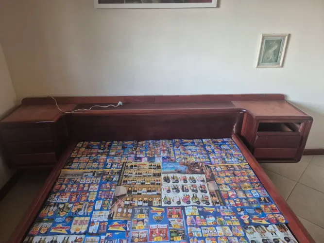 Cama casal com mesinhas de cabeceira