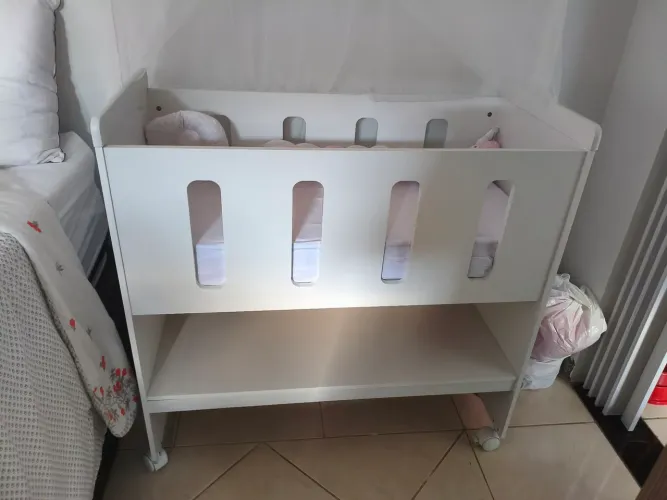 Mini berço com colchão e rodinhas, semi novo