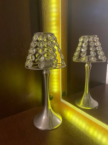 Castiçal de Metal Prateado com Cúpula de Cristal, marca Tok & Stok