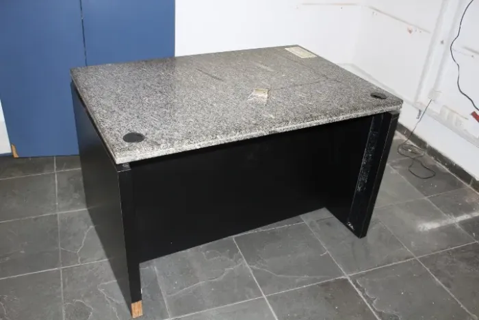 Mesa de Escritório. Birô em Gratino. Com gaveta