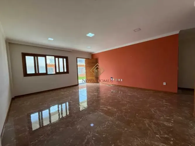Casa elegante com quintal de 480m² em Jardim Guaranhuns - 2 quartos mais uma despensa
