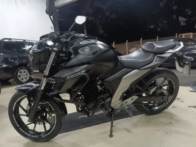 YAMAHA/FZ250 FAZER 21/22 NA COR PRETA/ACESSÓRIOS E ÍMPECAVEL!!