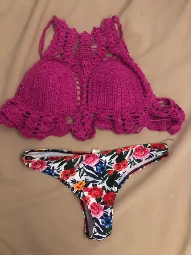 Biquíni de crochê rosa e calcinha floral