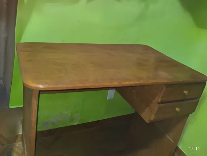 Mesa de madeira com gavetas multiuso .