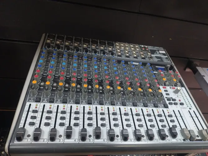 Mesa Behringer 16 canais Xenyx X2222 Usada