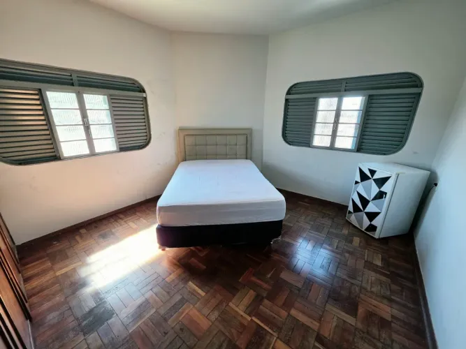 Alugo quarto suite  república Masculino 