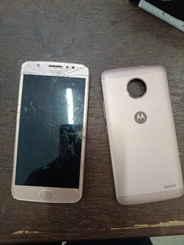Celular Motorola moto e xt1763 sucata sem bateria sem garantia pra tirar peças 