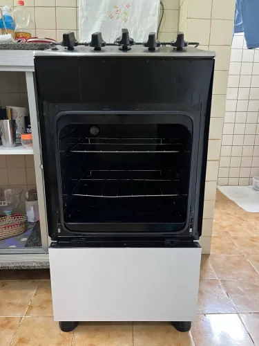 Vendo um fogão 4 bocas Brastemp , sem a porta do forno