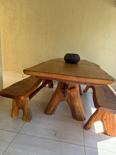Mesa rústica de madeira maciça