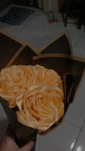 Buque de 3 rosas eternas de cetim amarelas