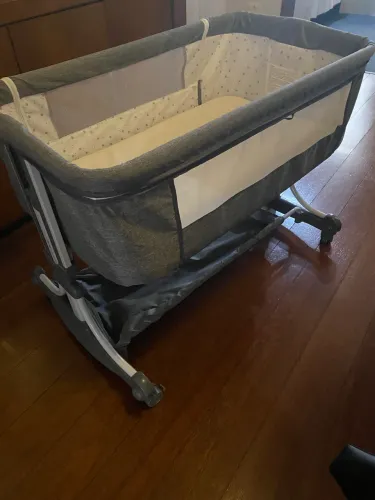 Berço portátil PipDip Sleeper com balanço.