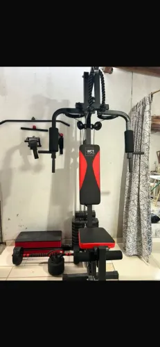 Máquina e acessórios de musculação