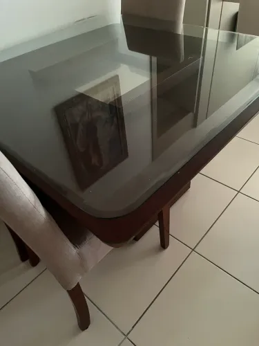 MESA DE MADEIRA,TAMPO DE VIDRO + 4 CADEIRAS