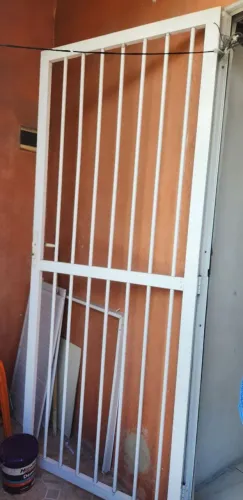 Portão grade de alumínio branco