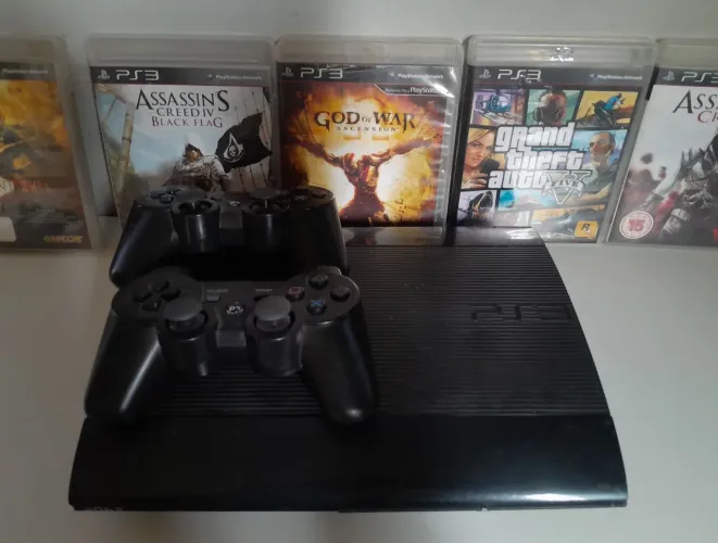 Ps3 Super slim 250GB Desbloqueado + 2 controles e cabos + 6 jogos mídia física e no HD