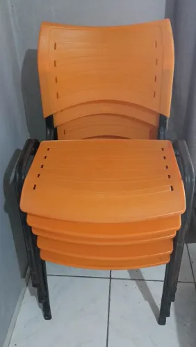Cadeira mista plástico e ferro laranja 