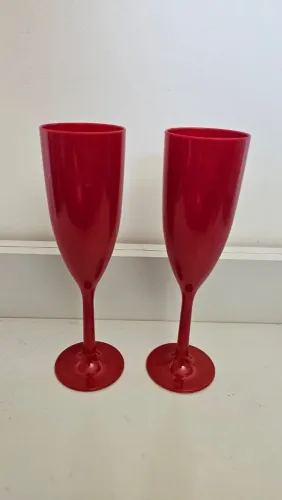 Duas taças vermelhas