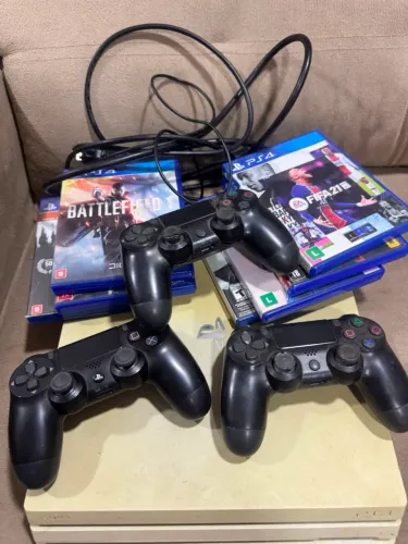 vendo PS4 pro com jogos e tres controles 1500