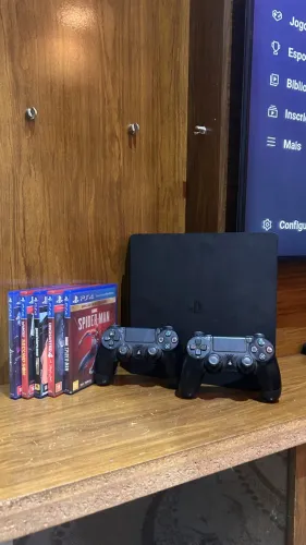 Playstation 4 slim 1TB, 2 controles e 2 jogos