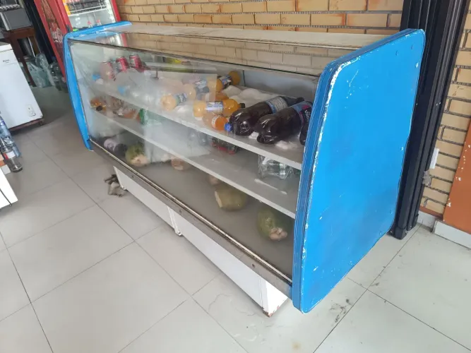 Vende-se um expositor frio de 2 metros 