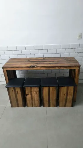 Mesa/aparador com 4 banquetas 