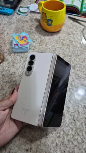 Celular samsung fold4 dourado