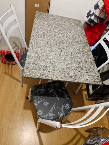 Mesa com tampo de granito e 4 cadeiras