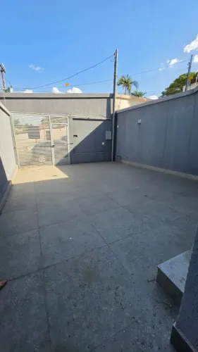 Casa alto padrão com 03 quartos e 02 vagas - Trevo