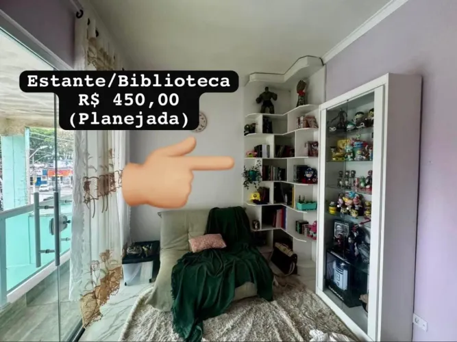 Estante ou biblioteca planejada e sofá Togo