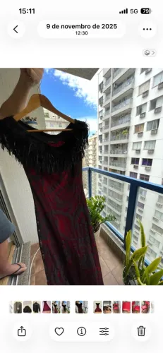Vestido lindíssimo de renda e plumas pretas