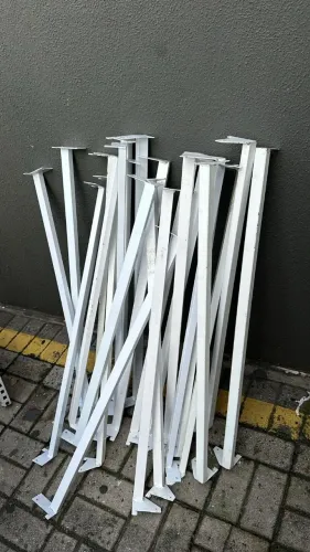 TODO MATERIAL NECESSÁRIO PARA ABRIR UMA LOJA. GÔNDOLAS, ARARAS, GANCHOS BARRAS, ETC.