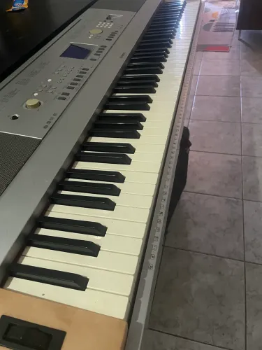 Piano Elétrico DGX-640 com pedal, suporte e bateria