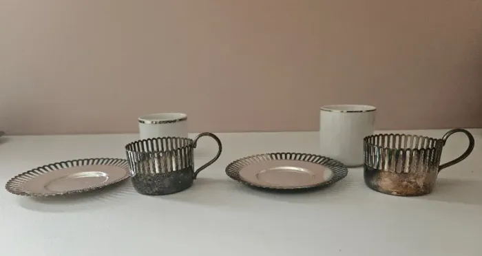 Conjunto de 4 Xícaras de Café em Porcelana com Suportes e 4 Pires de Prata
