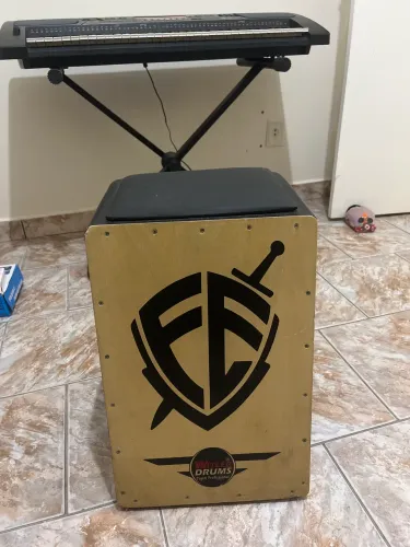 Cajon eletroacústico