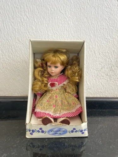 Boneca de louça pequena