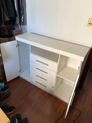 Cômoda Branca Cômoda Branca com 4 Gavetas e 2 Portas