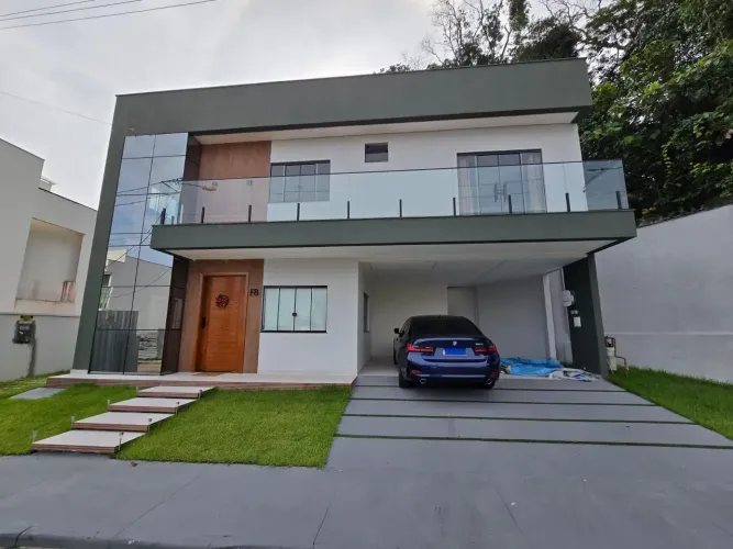 CONDOMÍNIO QUARTZO - Casa triplex, 4/4 sendo 3 suítes, Elevador, Salão Gourmet.