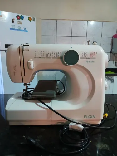 Máquina de costura Elgin