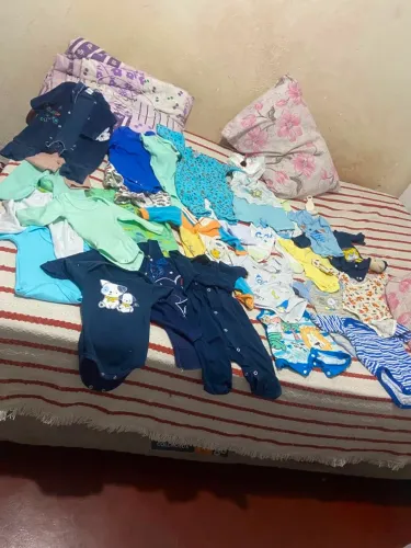 Vendo lote de roupa  RN P menino