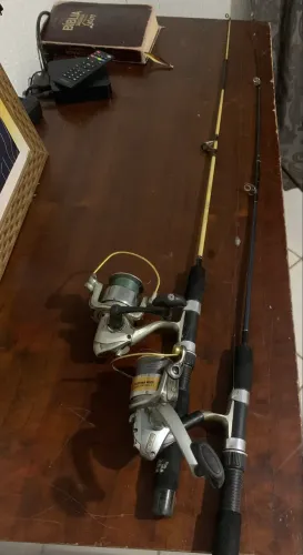 2 varas de pesca com molinetes 
