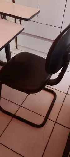 Mesa para computador e cadeira