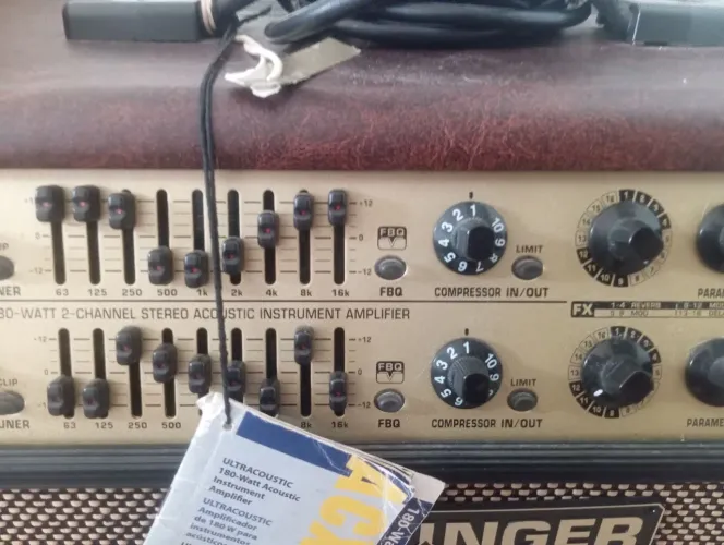 Amplificador Behringer Ultracoustic ACX1800