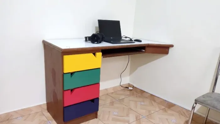 Mesa para Computador / Escrivaninha em Madeira Maciça (Ótimo Estado!)