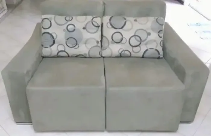 Sofá 2 Lugares 1,6m Tecido Suede Assento Retrátil Molas Bonnel Cinza com Jogo Almofadas